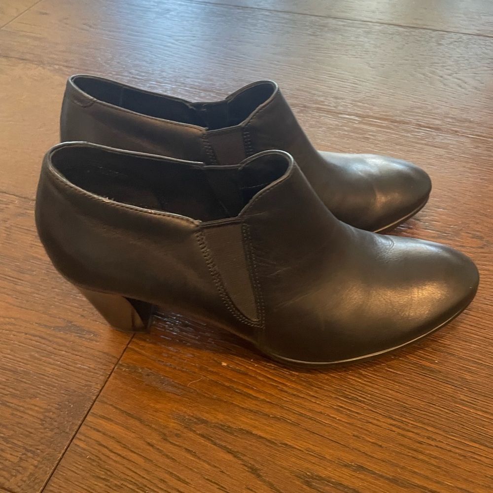 ECCO woman's shoe boot/bootie. Black size 38. Worn one time to indoor event